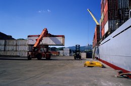 Archipel-des-Comores;-Chariot-cavalier;-Conteneur;-France;-Kaleidos;-Kaleidos-images;-La-parole-à-limage;-Laurent-Abad;-Manutention;-Mayotte;-Navire;-Océan-Indien;-Port;-Quai;-Stories-Pictures